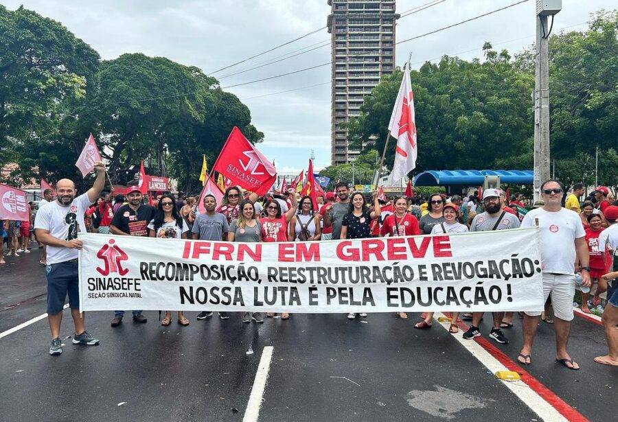 Servidores e professores grevistas do IFRN durante manifestação em 1º de maio em Natal - Foto: Sinasefe / Reprodução