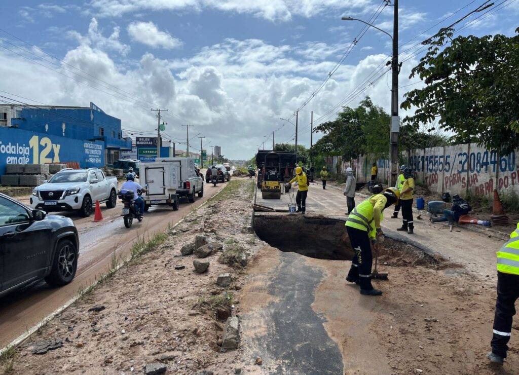 Funcionários trabalham na recuperação da Avenida Olavo Montenegro - Foto: Reprodução