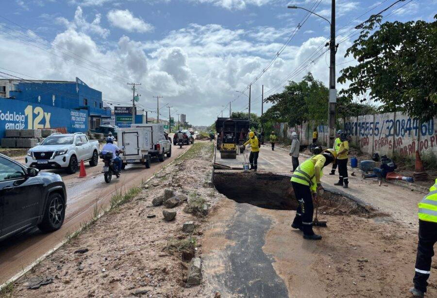 Funcionários trabalham na recuperação da Avenida Olavo Montenegro - Foto: Reprodução