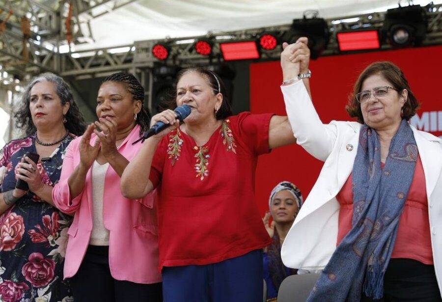 Governadora Fátima Bezerra (PT) em fala ao lado das ministras Cida Gonçalves (Mulheres) e Margareth Menezes (Cultura), além da secretária extraordinária de Cultura, Mary Land Brito - Foto: Governo do RN / Reprodução