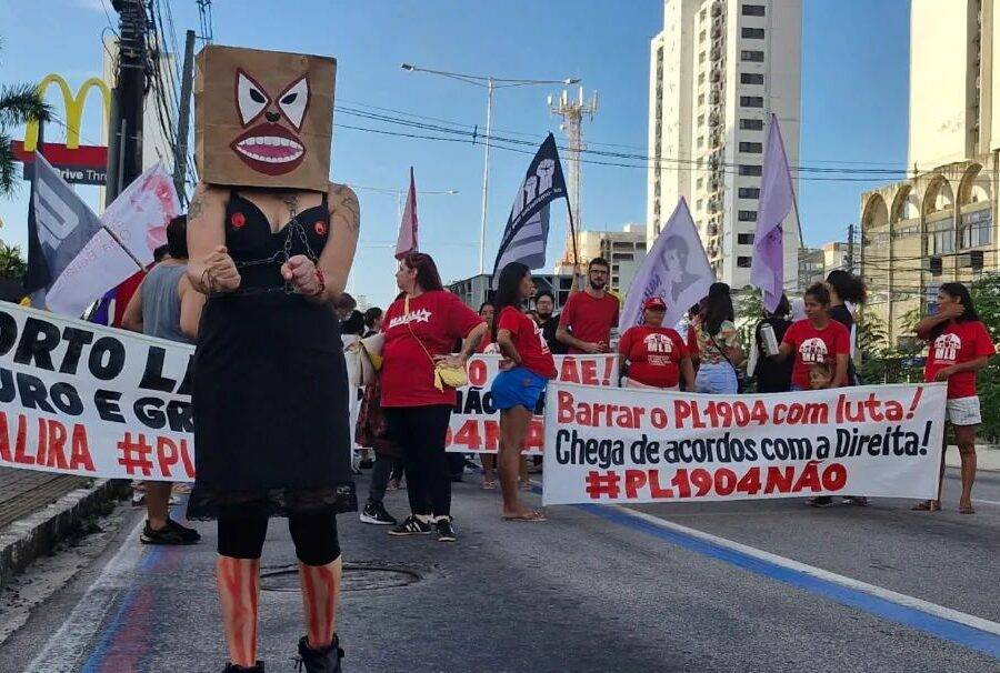 Mulheres em manifestação em Natal contra pena para mulheres que fazem aborto após estupro - Foto: Reprodução