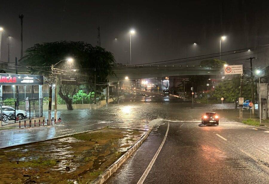 Parte de baixo do Viaduto do Baldo ficou interditada por causa das fortes chuvas - Foto: Reprodução