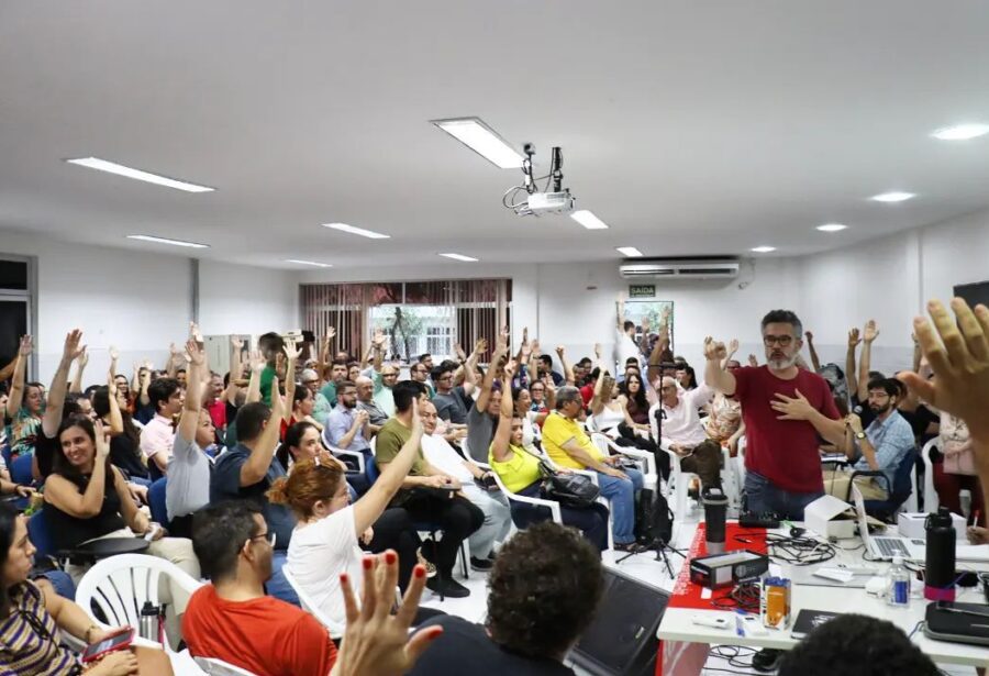 Greve foi decidida em assembleia nesta terça-feira (4) - Foto: Adufersa / Reprodução