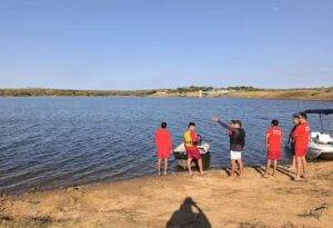 Bombeiros durante buscas a policial que desapareceu em barragem de Pau dos Ferros - Foto: Reprodução