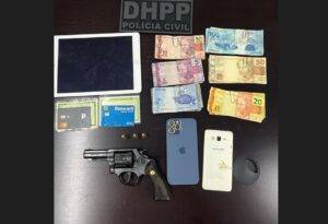 “Operação Mosaico” resultou na apreensão de uma arma calibre 38, munições, aparelhos celulares e dinheiro. Foto: Polícia Civil