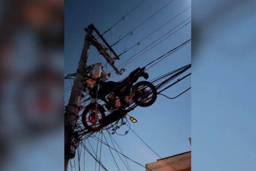 Motocicleta retida entre fiação na zona leste de São Paulo 