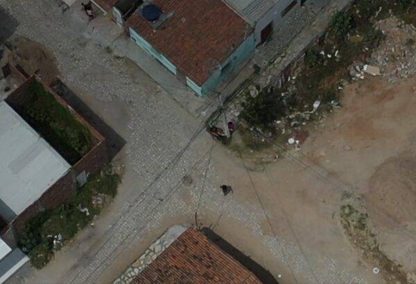 A partir das diligências, a polícia conseguiu filmar diversas transações de venda, resultando na apreensão de uma pedra de crack já em posse de um dos usuários compradores. Foto: Polícia Civil