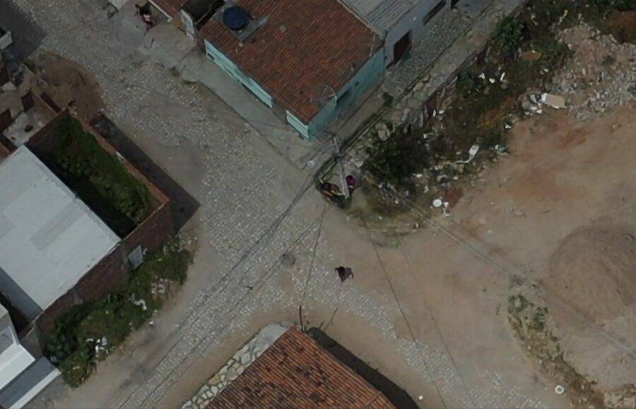 A partir das diligências, a polícia conseguiu filmar diversas transações de venda, resultando na apreensão de uma pedra de crack já em posse de um dos usuários compradores. Foto: Polícia Civil