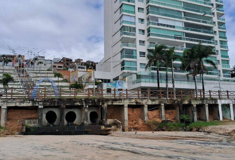 Condomínio foi autuado por lançar esgoto na Praia de Areia Preta - Foto: Semurb / Divulgação