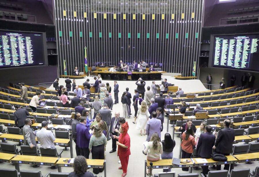 Plenário da Câmara dos Deputados durante votação da PEC da Anistia nesta quinta-feira - Foto: Mário Agra / Câmara