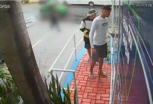 A polícia trabalha na identificação do segundo suspeito, descrito nas imagens como um jovem, pardo e que estava usando um chapéu durante a prática do crime.