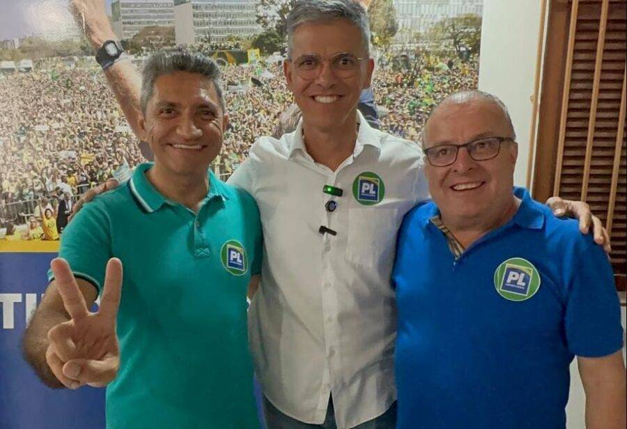 Coronel Azevedo ao lado dos candidatos Salatiel de Souza (esq.) e Paulinho Freire (dir.) - 