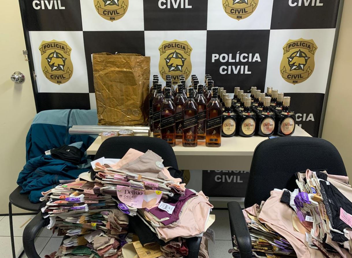 Bebidas e roupas apreendidas pela polícia - Foto: PCRN / Divulgação