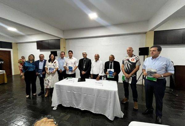 Candidatos à Prefeitura do Natal reunidos com Dom João Santos Cardoso, arcebispo metropolitano de Natal - Foto: Eryka Silva / 98 FM