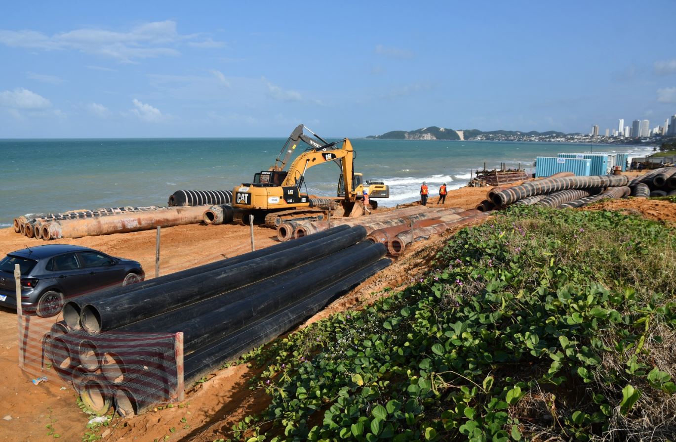 Equipamentos começaram a ser instalados na Praia de Ponta Negra - 