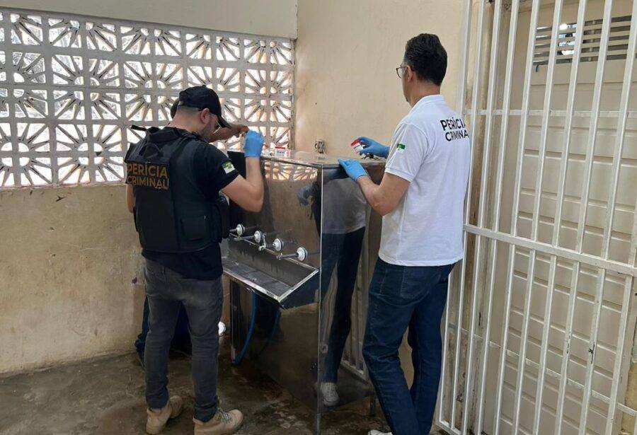 Peritos do Itep coletando amostras em escola de Governador Dix-Sept Rosado - 