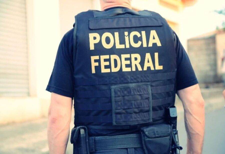 Agente da Polícia Federal durante cumprimento de mandado - Foto: PF / Reprodução