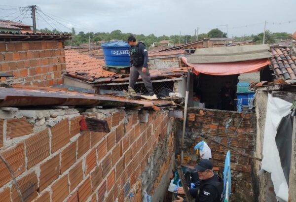 Homem tentou escapar pelo telhado, ao avistar a Polícia em Macaíba, na Grande Natal - Foto: PCRN / Divulgação