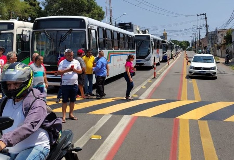 Motoristas de ônibus em paralisação perto do Viaduto do Baldo - Foto: Sintro / Reprodução