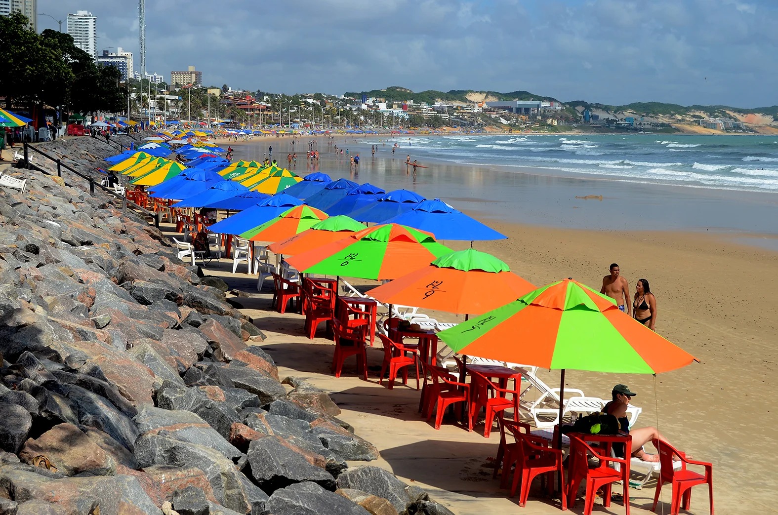 Os quiosqueiros de Ponta Negra têm até o dia 30 de agosto para realizar o cadastro de regularização transitória para o uso e exploração dos quiosques e espaços públicos, conforme estabelecido pela Lei Municipal n.º 7.254/2021. O processo de regularização, que começou na última quinta-feira (15), já recebeu 54 cadastros