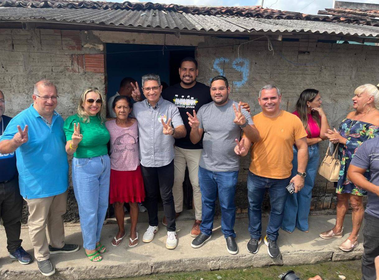 Candidato do PL a prefeito de Parnamirim, Salatiel de Souza, com apoiadores em coletiva de imprensa - Foto: PL / Reprodução