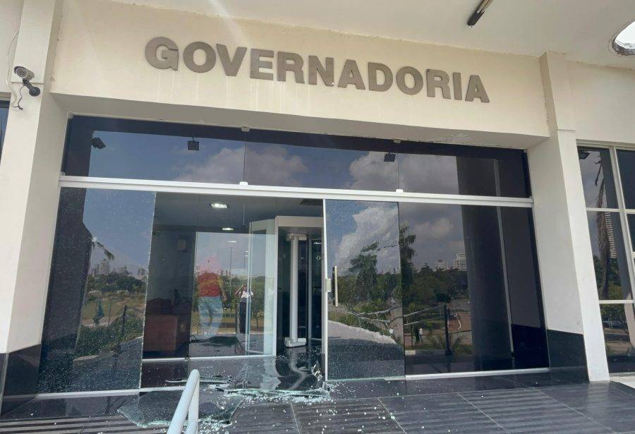 Vidraça da Governadoria foi vandalizada nesta quinta-feira (22) - Foto: Eryka Silva / 98 FM