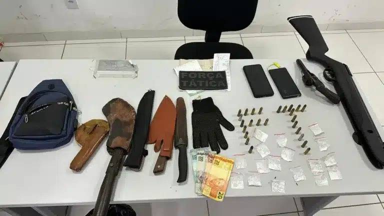 PM prende foragido portando armas e drogas em Bom Jesus, interior do RN Além disso, foi confirmado que o homem possuía um mandado de prisão em aberto pelo crime de homicídio qualificado