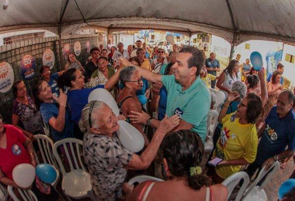 Candidato do PSD à Prefeitura do Natal, Carlos Eduardo, durante ato de campanha na Zona Norte - Foto: Alex Régis