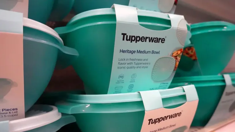 Com dívida de R$ 3,8 bilhões de reais, Tupperware vai pedir falência nesta semana Com dificuldade de se adaptar ao mercado, a empresa teve uma queda de ações preocupantes