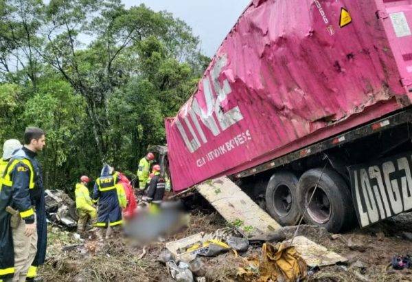 Carreta container tomba sobre van e mata nove pessoas de equipe de remo na BR-376 no Paraná — Foto: Corpo de Bombeiros