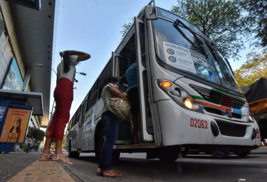 Usuário embarca em ônibus em parada na Avenida Senador Salgado Filho, em Natal - 