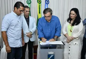 Prefeito Álvaro Dias e reitor em exercício da UFRN durante assinatura do contrato, nesta segunda-feira (21) - Foto: Emanuel Amaral / Prefeitura do Natal